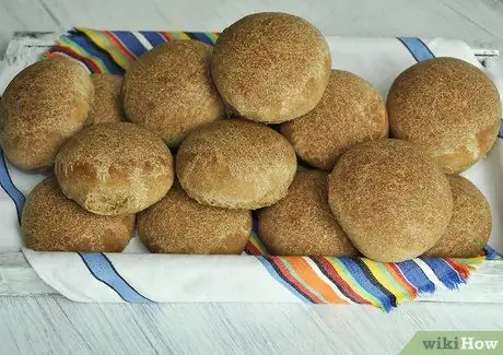 Приготовить обеденные булочки с патокой Шаг 10