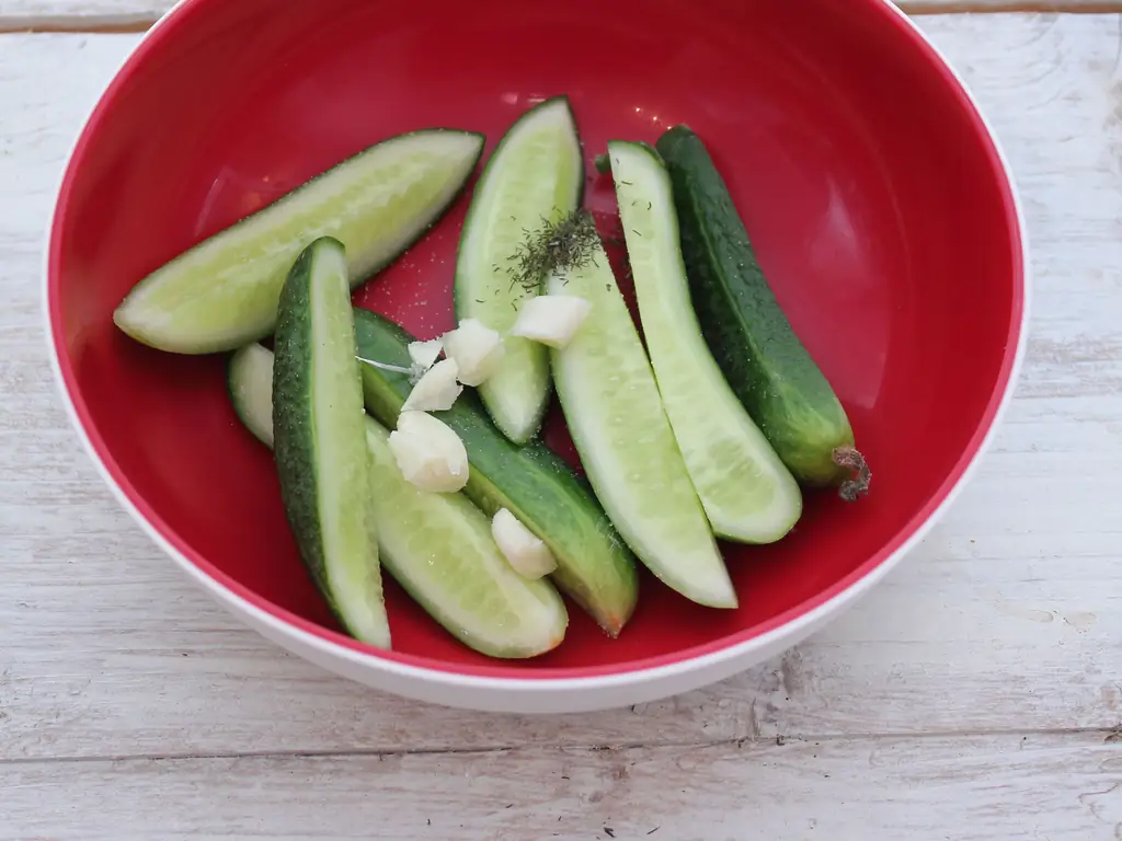 4 способа приготовить соленые огурцы