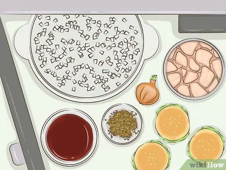 Приготовить консервированную курицу Шаг 3