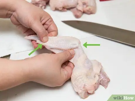 Нарезать куриные крылышки, шаг 1