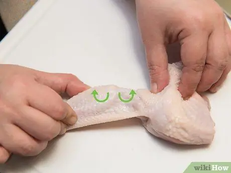 Нарезать куриные крылышки, шаг 2