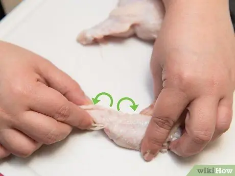 Нарезать куриные крылышки, шаг 4