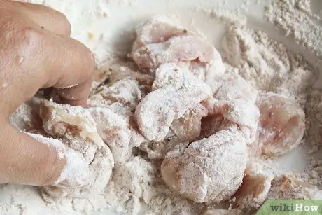 Приготовьте тонкие кусочки куриной грудки, шаг 3