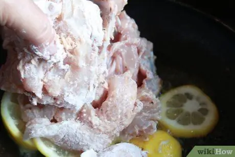 Приготовьте тонкие кусочки куриной грудки, шаг 5