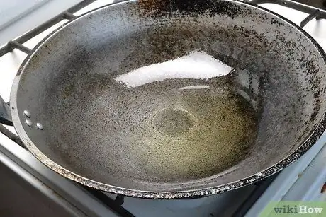 Приготовьте Гинатаанг Тилапия Шаг 1