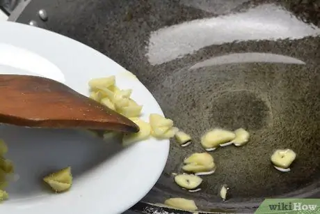 Приготовить Гинатаанг Тилапия Шаг 2