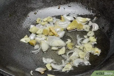 Приготовить Гинатаанг Тилапия Шаг 3