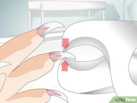 Обрезать ногти хомяка, шаг 10