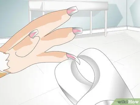 Обрезать ногти хомяка, шаг 11