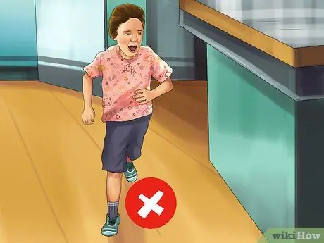 Обеспечьте безопасность игрушечных собак рядом с детьми Шаг 3