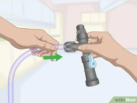 Используйте устройство для смены воды Aqueon, шаг 2