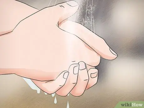 Удаление клеща с лошади Шаг 9