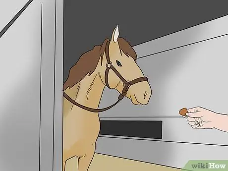 Загрузить напуганную лошадь в прицеп для лошадей Шаг 8