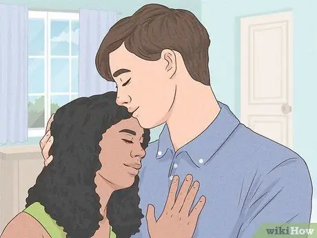 Заставьте девушку с проблемами доверия доверять вам Шаг 9