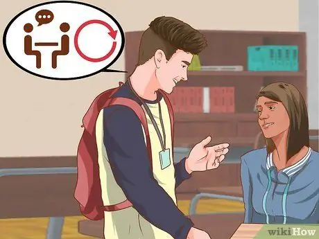 Сядьте рядом с понравившейся вам девушкой в школе. Шаг 16