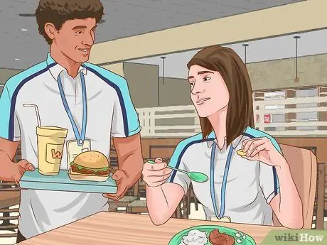 Сядьте рядом с понравившейся девушкой в школе. Шаг 1