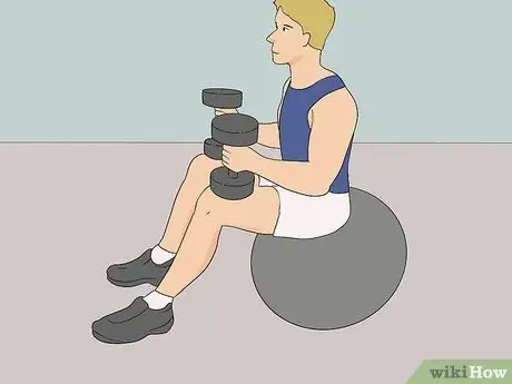 Жим гантелей от груди с мячом в балансе Step 1