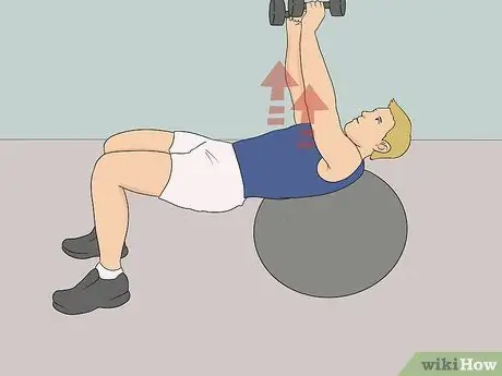 Жим гантелей от груди с мячом в балансе Step 4