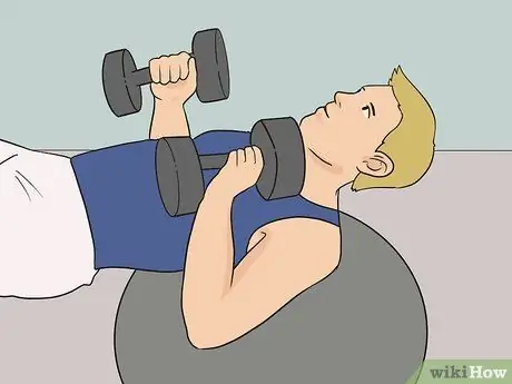 Жим гантелей от груди с мячом в балансе Step 5