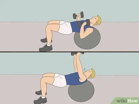 Жим гантелей от груди с мячом в балансе Step 7