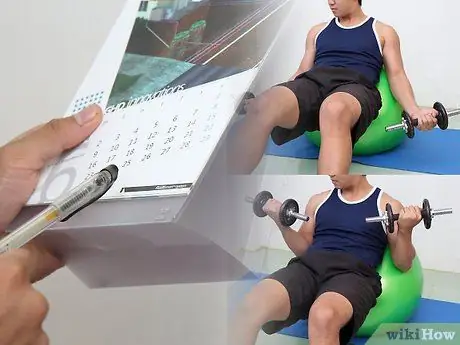 Тренировка бицепсов с мячом для упражнений Шаг 13