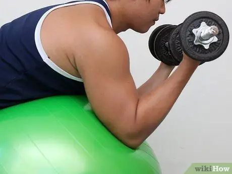 Тренировка бицепсов с мячом для упражнений Шаг 5