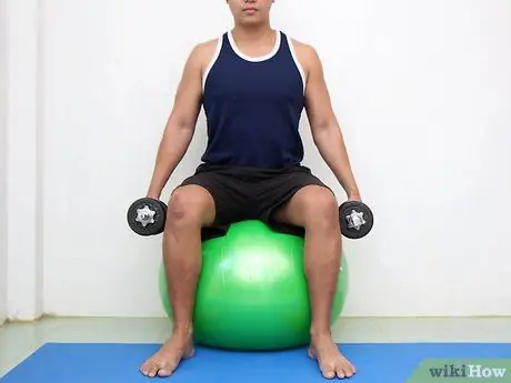 Тренировка бицепсов с мячом для упражнений Шаг 8