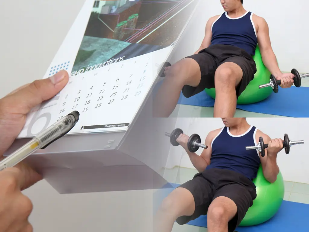 6 способов тренировки бицепса с мячом для упражнений