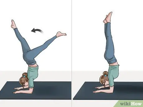 Выполняйте стойку на предплечьях, шаг 4