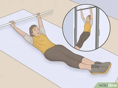 Выполняйте подтягивания с киппингом, шаг 2