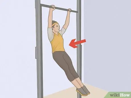 Выполняйте подтягивания с киппингом, шаг 4