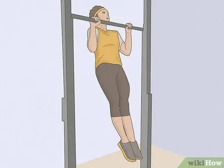 Выполняйте подтягивания с киппингом, шаг 6