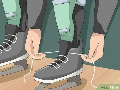 Поставьте вратарские щитки на шаг 4