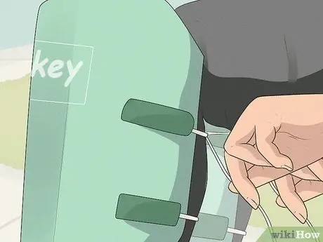 Поставьте вратарские щитки на шаг 9