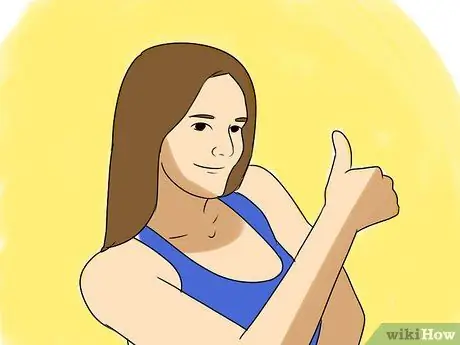 Относитесь к своей младшей сестре как к другу Шаг 4