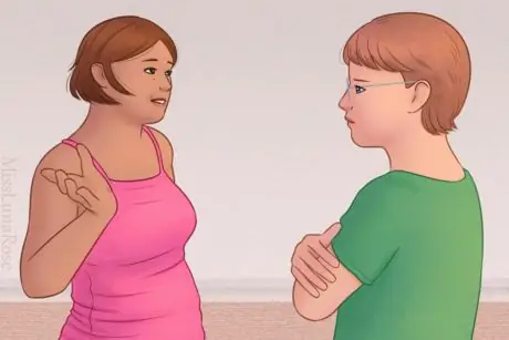 Молодая женщина бездумно разговаривает с парнем