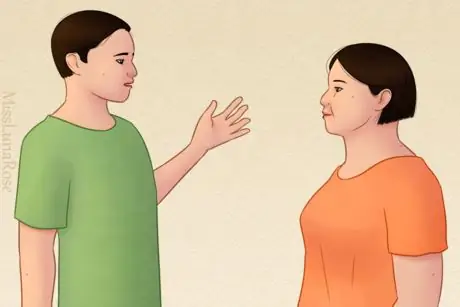 Молодой человек разговаривает с пожилой женщиной