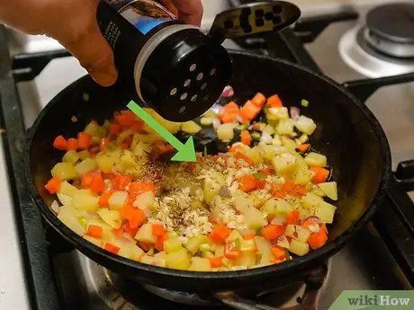 Приготовить пирог с курицей в горшочке на сковороде Шаг 9 Приготовить пирог с курицей в горшочке на сковороде Шаг 9