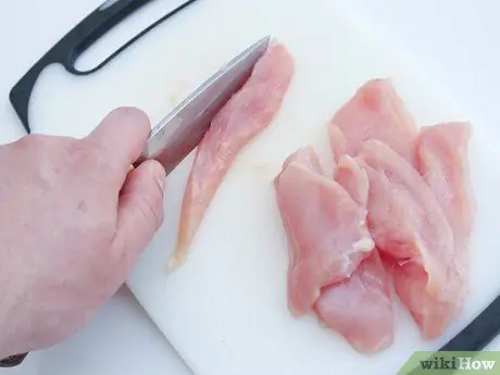 Приготовить куриные пальцы, покрытые киноа, шаг 1 Приготовить куриные пальцы, покрытые киноа, шаг 1