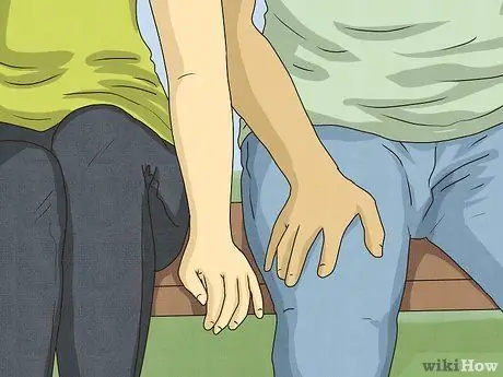Как сказать, хочет ли девушка держаться за руки Шаг 1