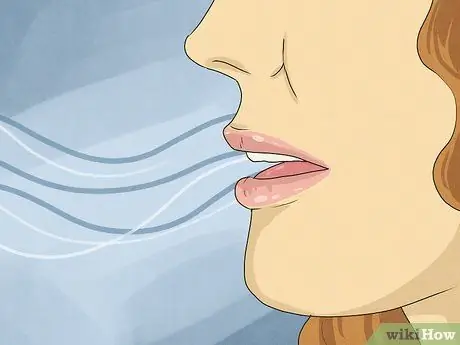 Как сказать, хочет ли девушка держаться за руки Шаг 10