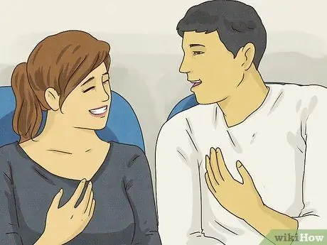 Как сказать, хочет ли девушка держаться за руки Шаг 11