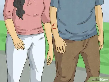 Как сказать, хочет ли девушка держаться за руки Шаг 2