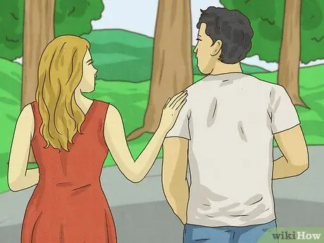 Как сказать, хочет ли девушка держаться за руки Шаг 3