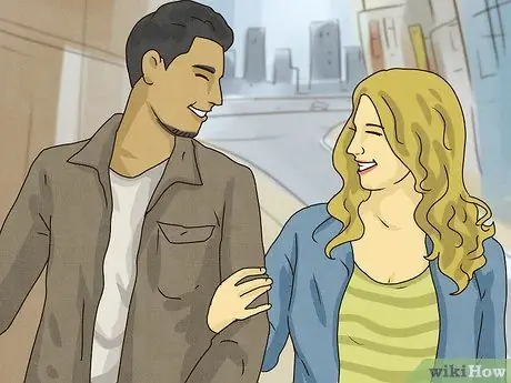 Как сказать, хочет ли девушка держаться за руки Шаг 4