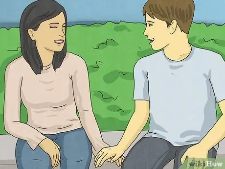 Как сказать, хочет ли девушка держаться за руки Шаг 5