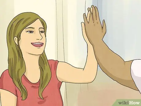 Как сказать, хочет ли девушка держаться за руки Шаг 6