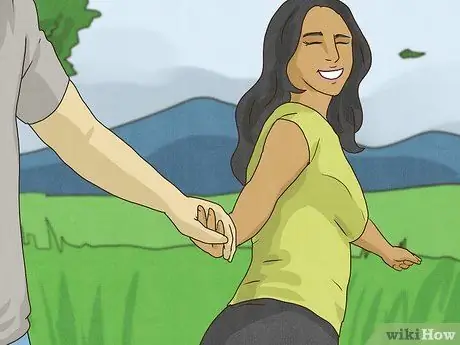 Как сказать, хочет ли девушка держаться за руки Шаг 7