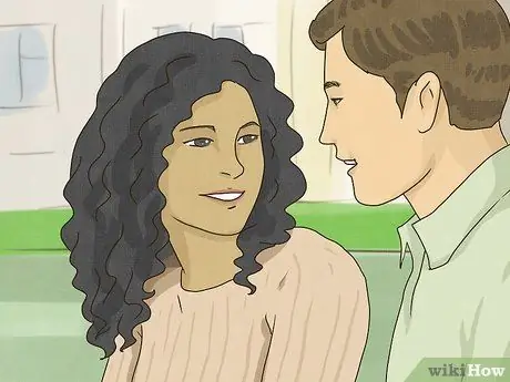 Как сказать, хочет ли девушка держаться за руки Шаг 8