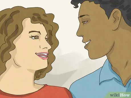 Как сказать, хочет ли девушка держаться за руки Шаг 9